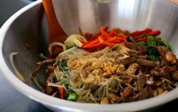 Cách làm món Japchae - miến khoai lang xào Hàn Quốc